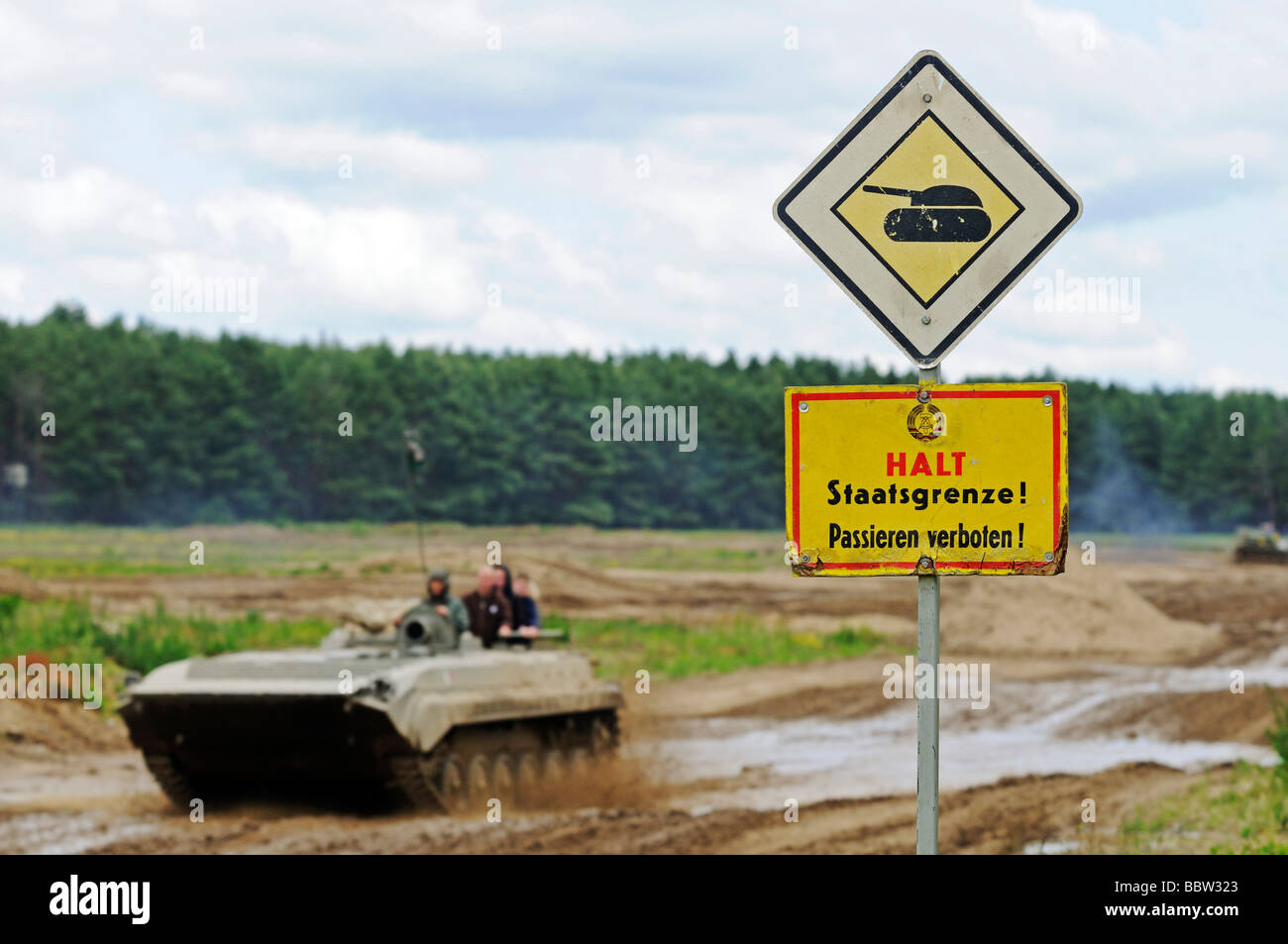 Tank-Fahrschule für Touristen, BMP gepanzerte Fahrzeug, Steinhoefel, Brandenburg, Deutschland, Europa Stockfoto