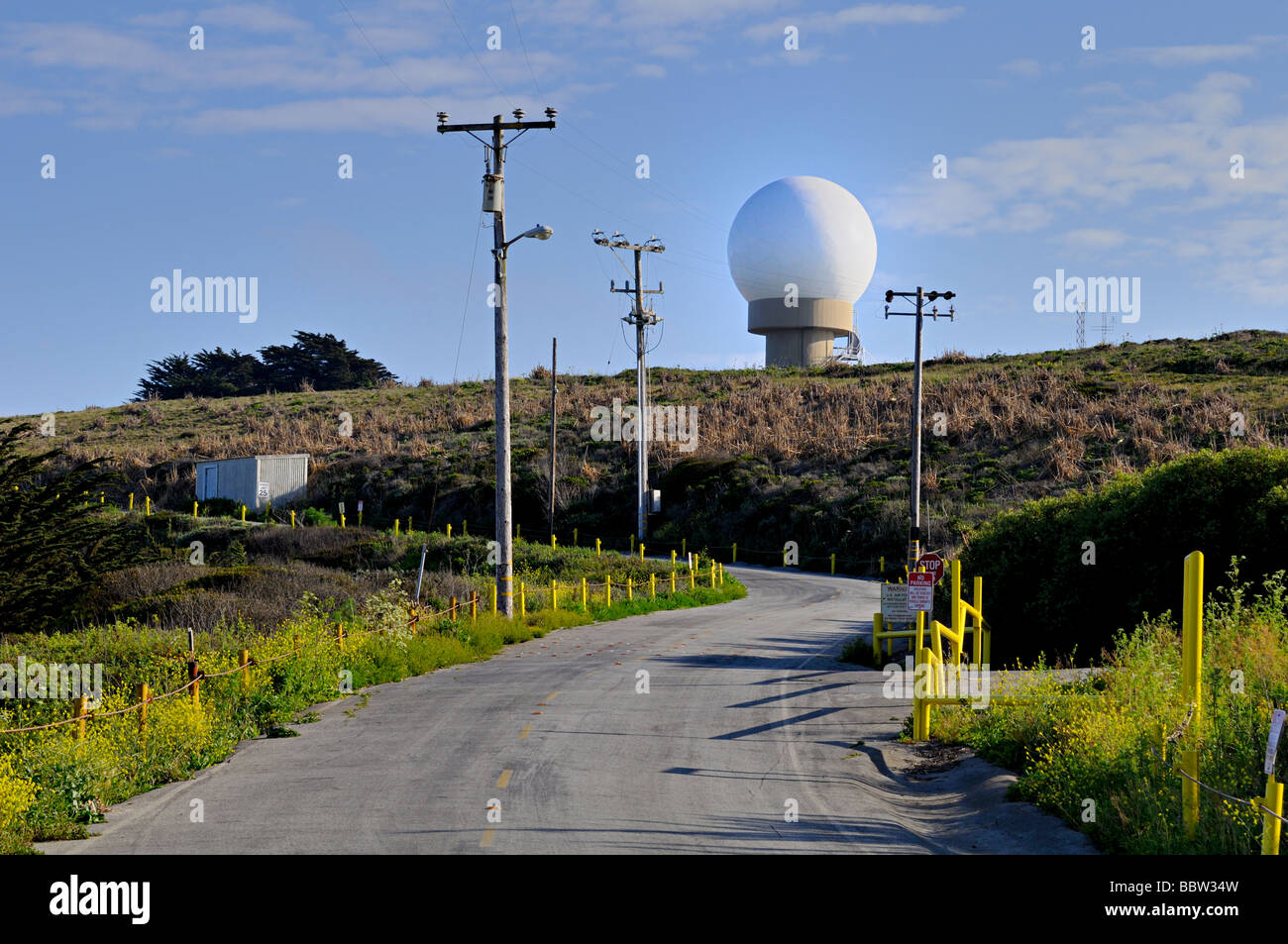 Radarkuppel befindet sich in der Nähe von Half Moon Bay, Kalifornien Stockfoto