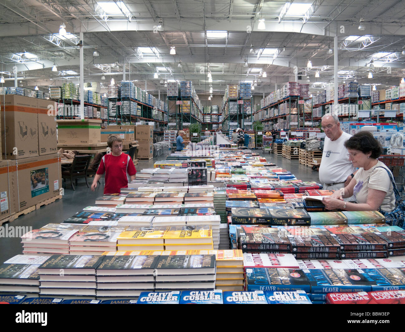 Kunden, die auf Bücher, Costco Lager, USA Stockfoto