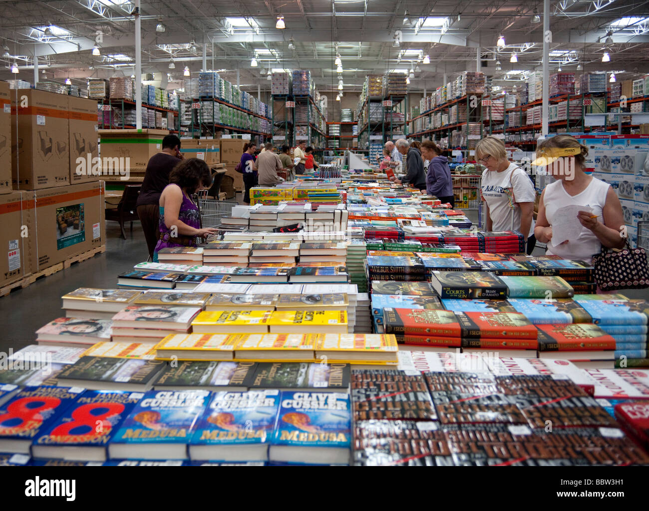 Kunden, die auf Bücher, Costco Lager, USA Stockfoto