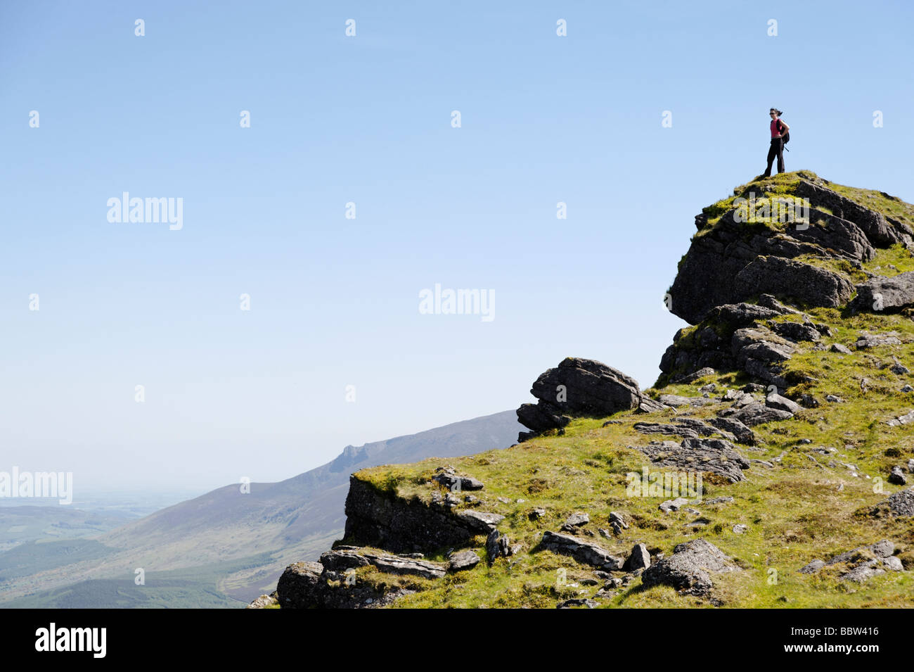 Weibliche Wanderer auf der Suche in County Tipperary von einem der sieben Schwestern Gipfel auf den Comeragh Mountains Republik Irland Stockfoto