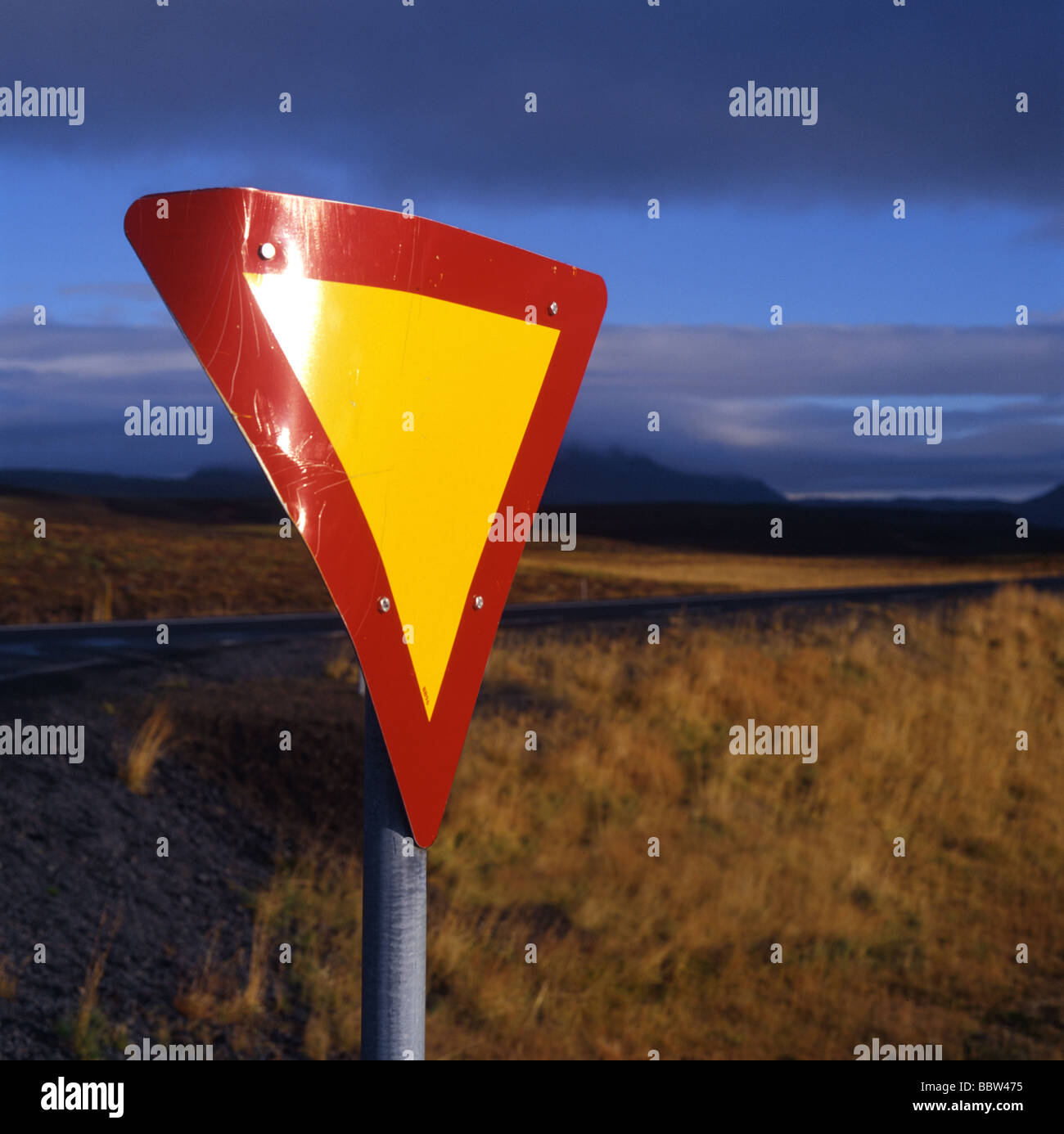 Aufmerksamkeit-Straßenschild Stockfoto