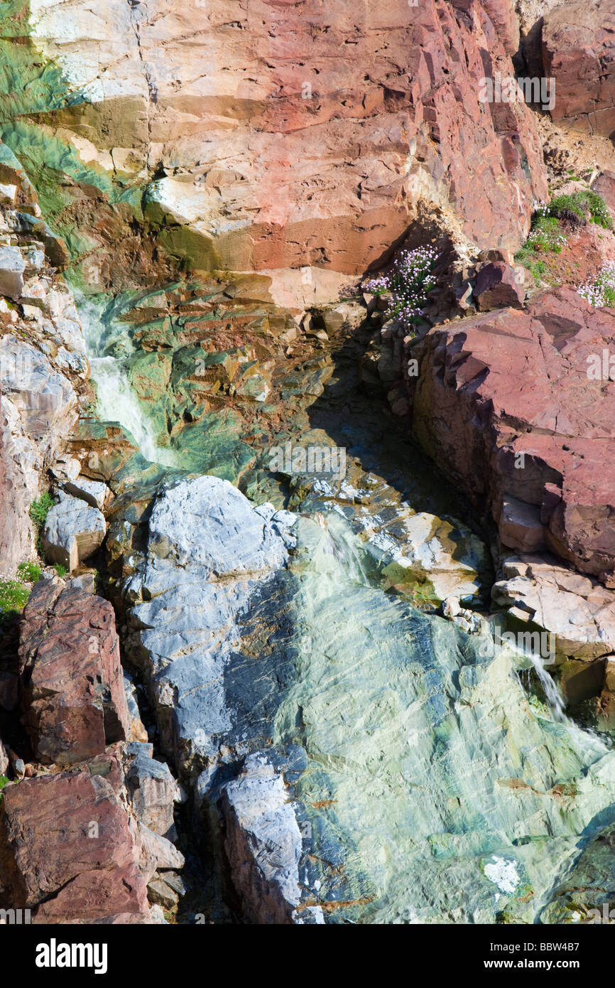 Meeresklippen gebeizt Grün von Kupfervorkommen Auswaschung aus dem alten Geevor Tin Mine in der Nähe von St Just in Cornwall UK Stockfoto