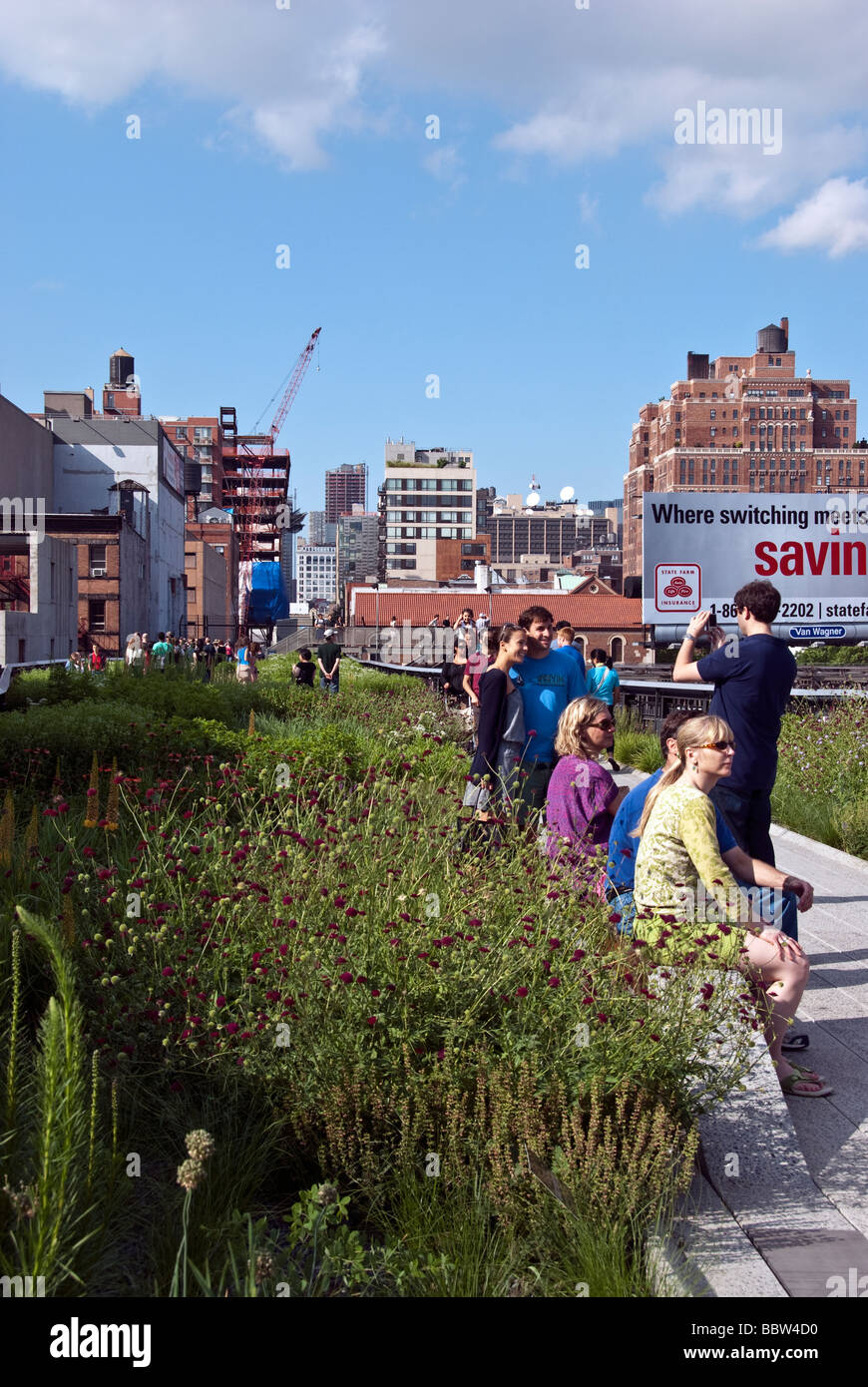 sorgfältig gepflegten wilden Grün umgibt Sonntag Fußgänger schlendern in der erhöhten High Line Park, Manhattan, New York City Stockfoto