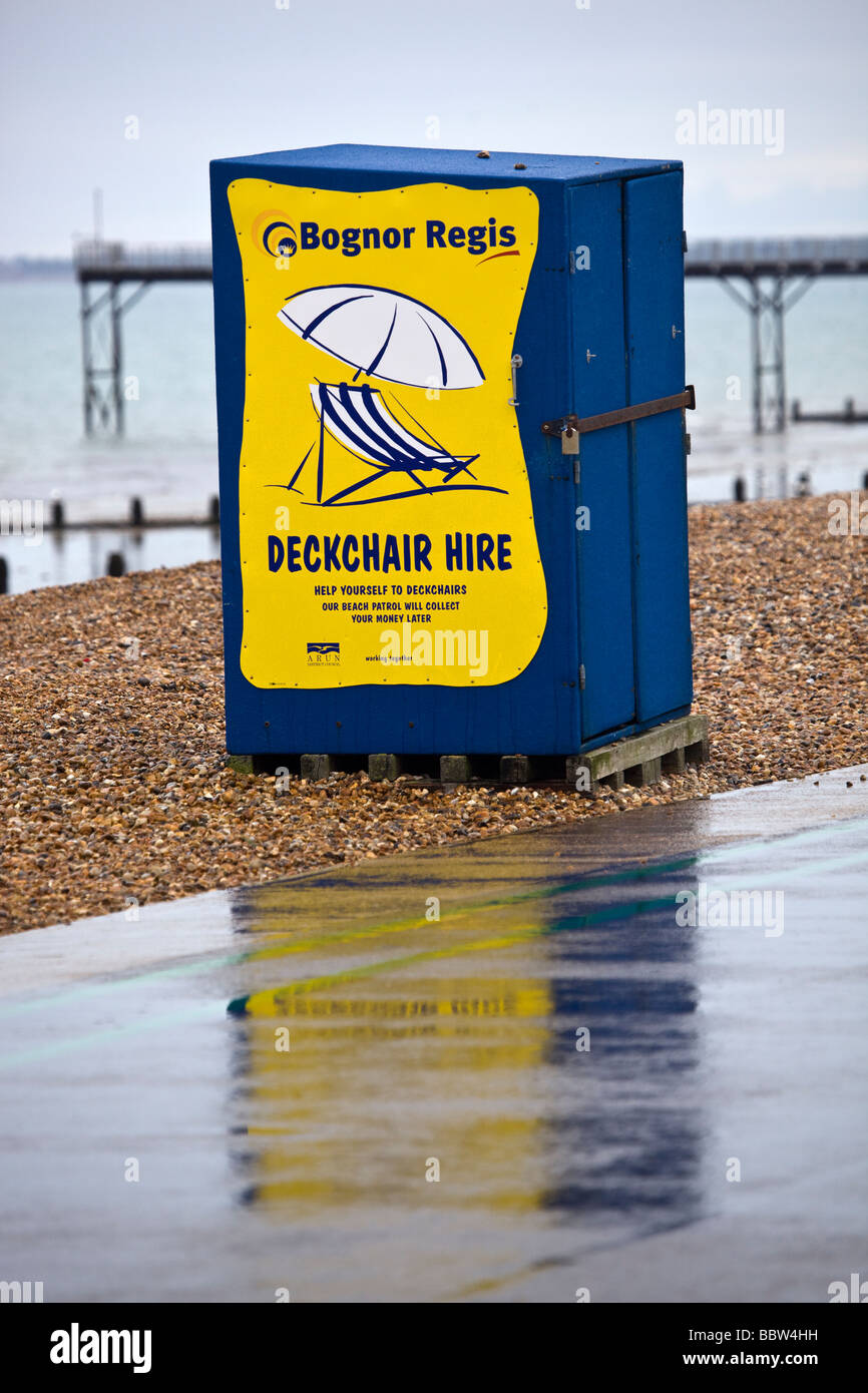 Liegestuhl-Hütte im Regen Bognor Regis England Stockfoto