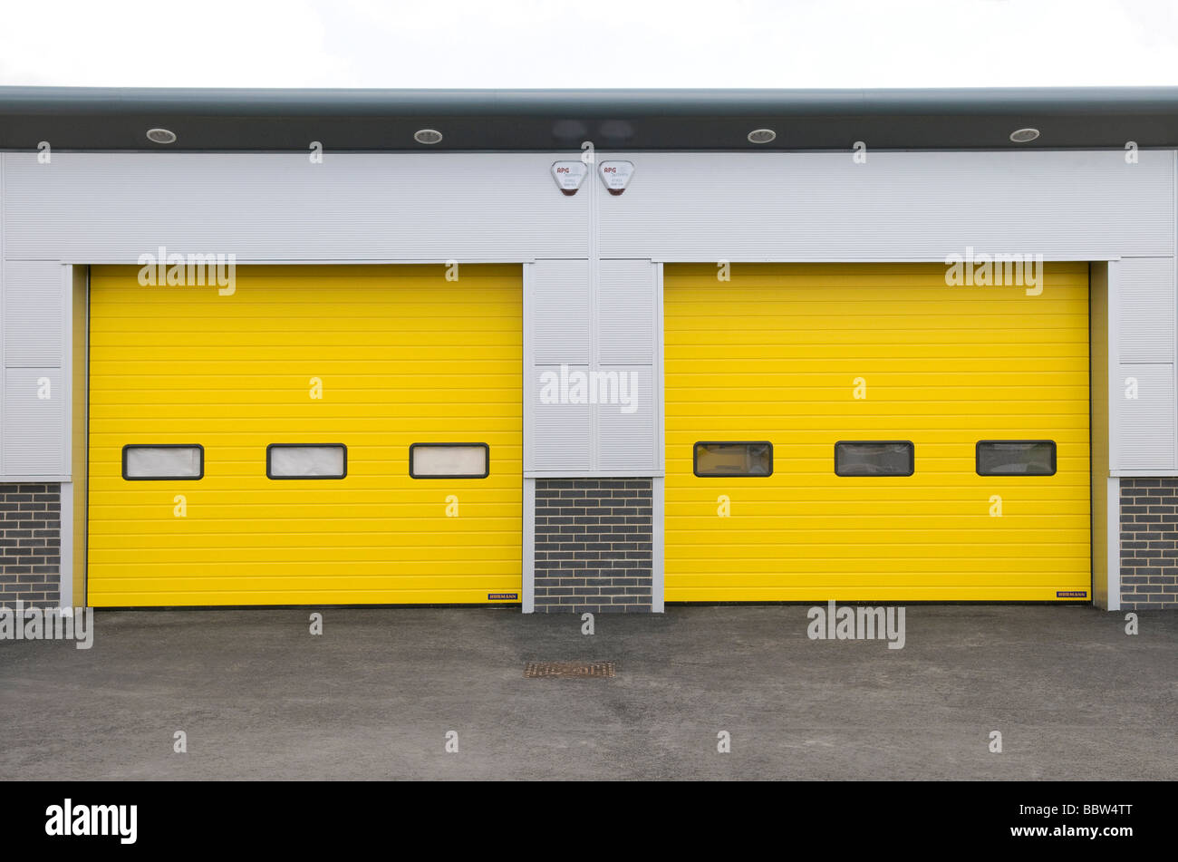 zwei gelbe Industrieanlage Türen Stockfoto
