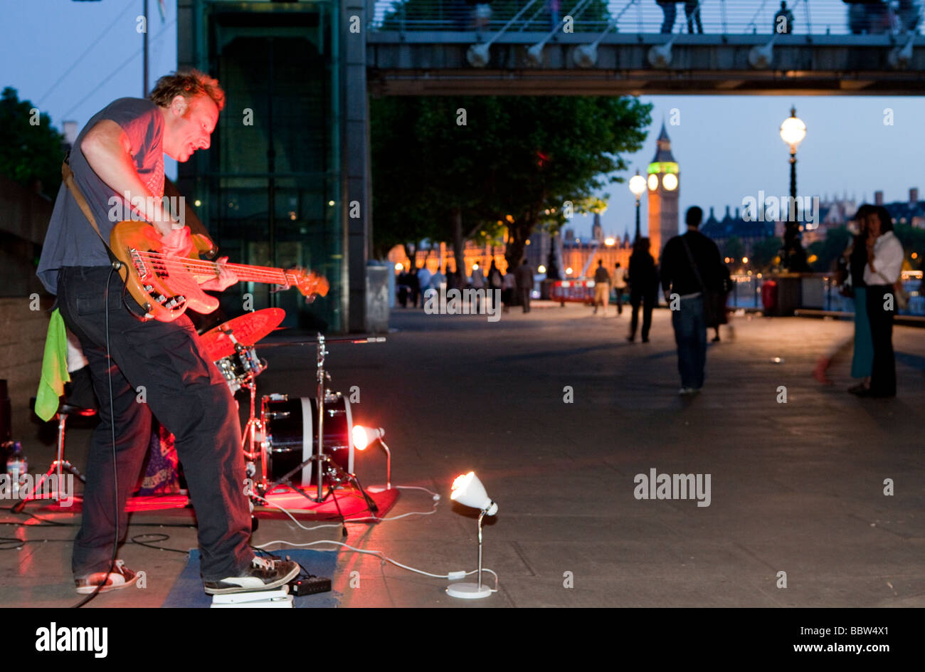Straßenmusiker spielen unter einer Railway Bridge South Bank London UK Europe Stockfoto