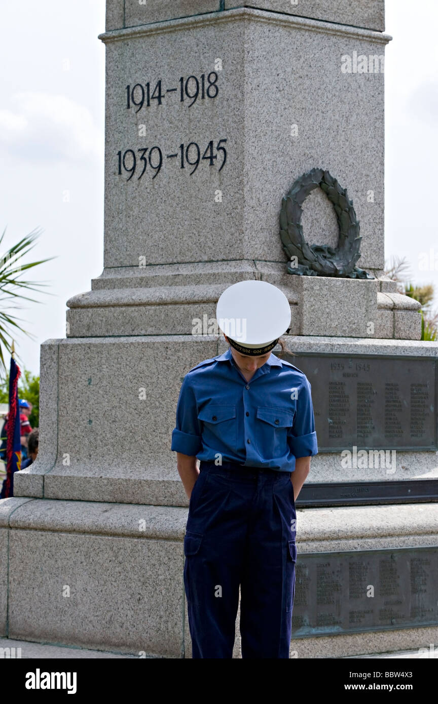 Ein Seepfadfinder Kopf geneigt, an einen d-Day 65. Gedenkfeier Dienst in Clacton, Essex, England. Stockfoto