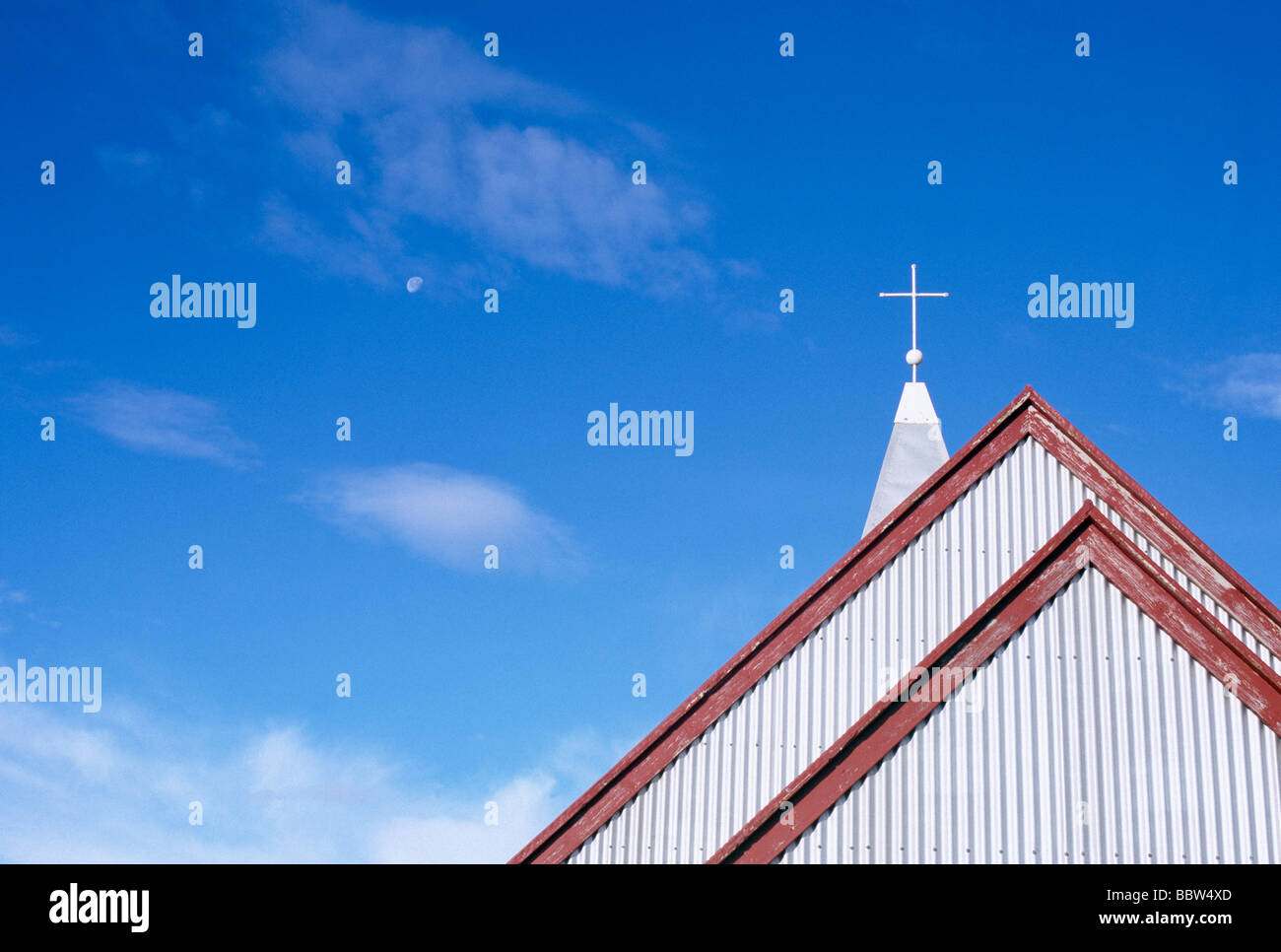 Chuch mit Wellblechdach und Kreuz Stockfoto