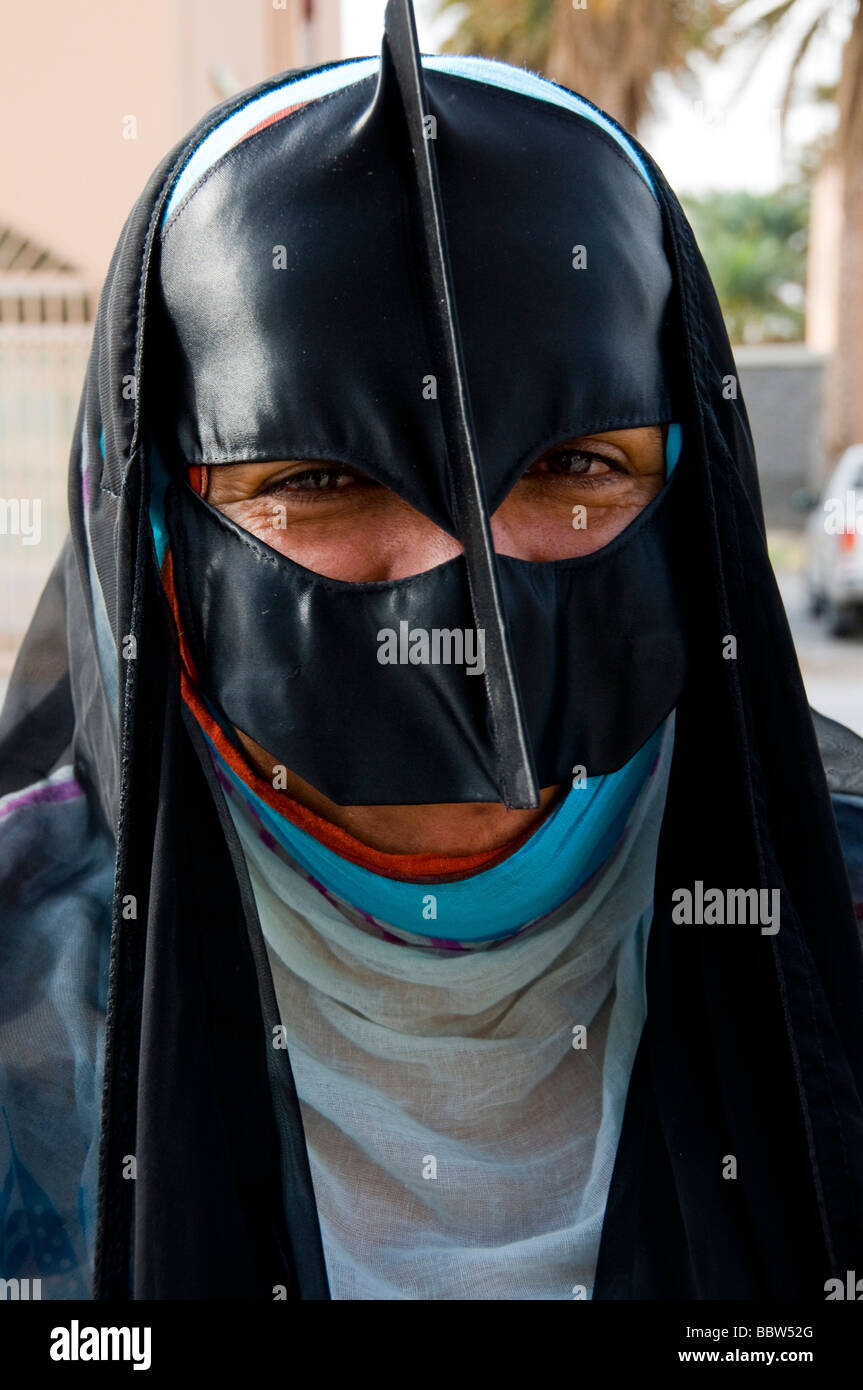 Beduinen-Frau trägt die traditionelle Maske in Nizwa Oman Stockfoto