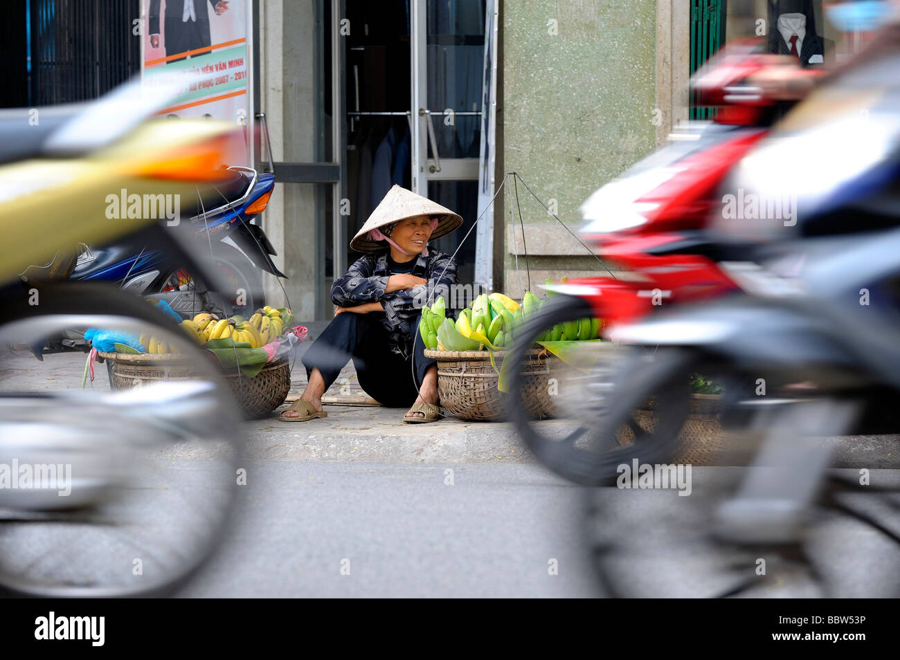 Obstverkäufer auf einer Straße, Hanoi, Nordvietnam, Südost-Asien Stockfoto