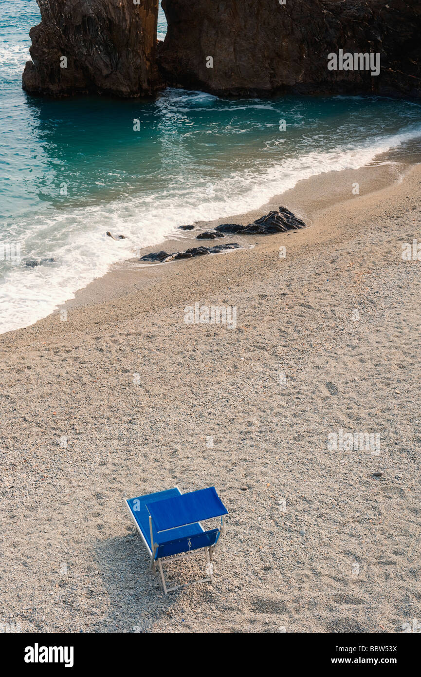 Blue Beach Lounge steht allein auf einem Sandstrand, Italien, Europa Stockfoto