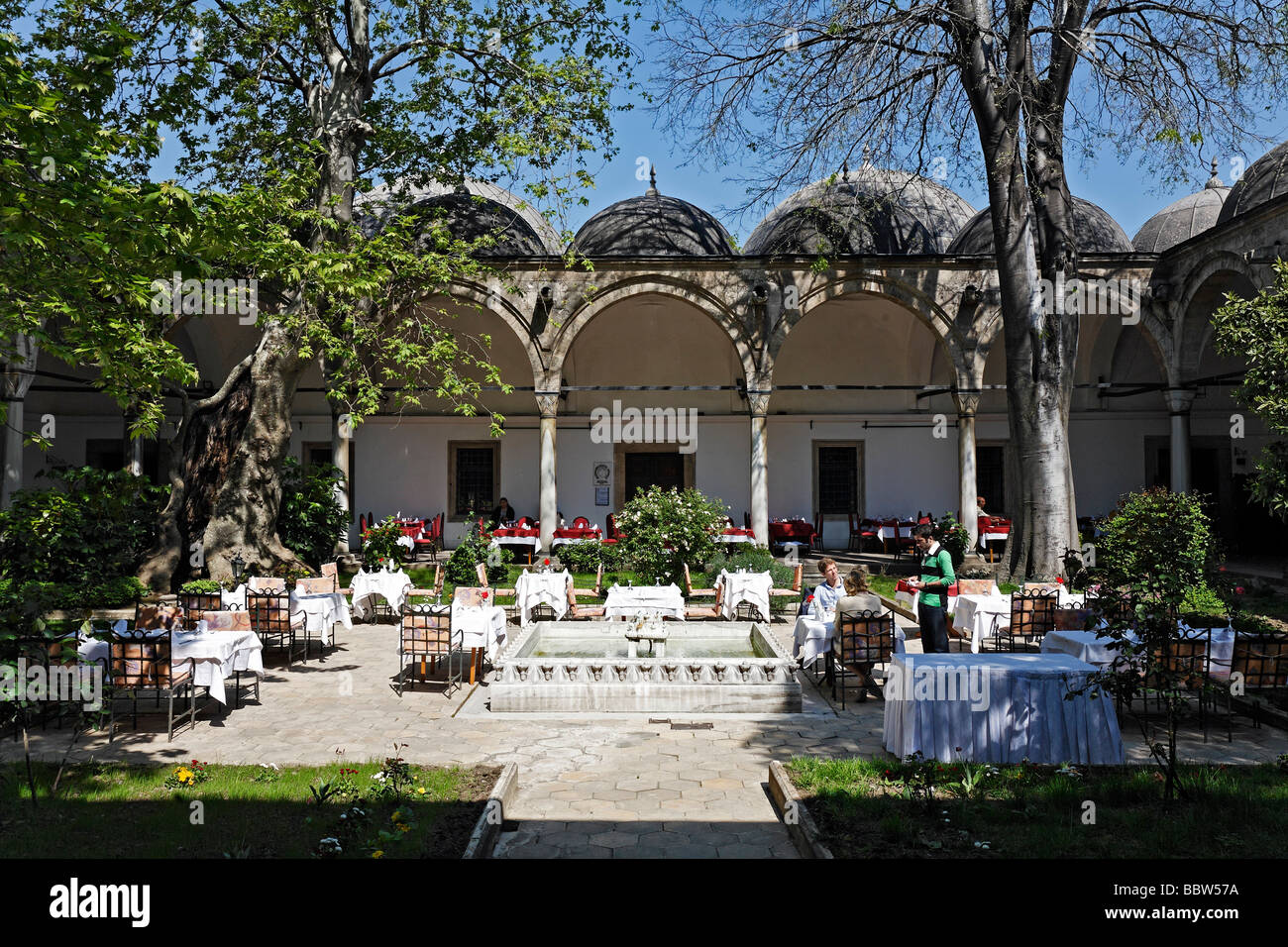 Innenhof des Daruezziyafe Restaurants, ehemalige Suppenküche der Sueleymaniye Moschee, Istanbul, Türkei Stockfoto