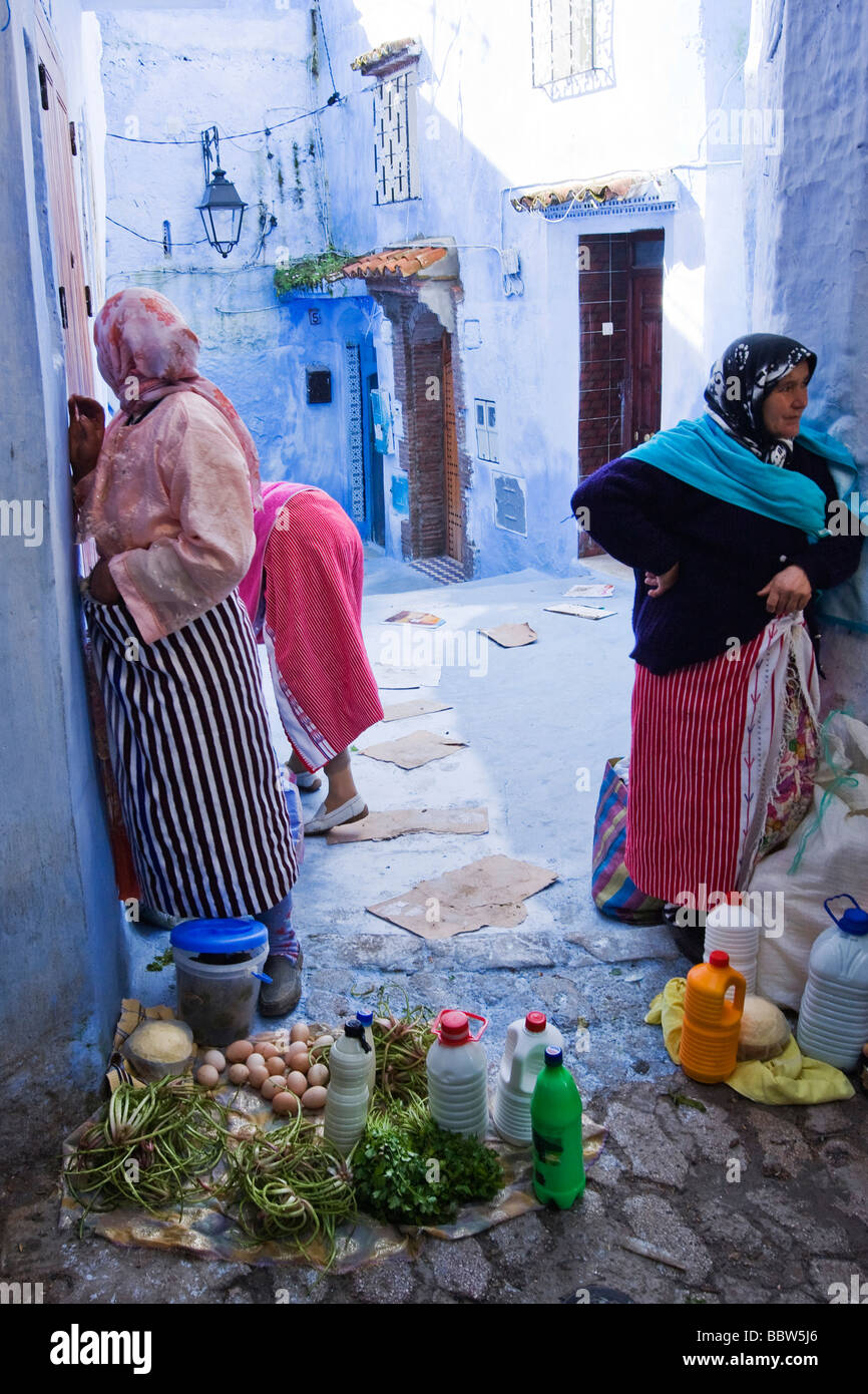 Frauen verkaufen zu produzieren, auf der Straße in Chefchaouen, Marokko, Nordafrika Stockfoto