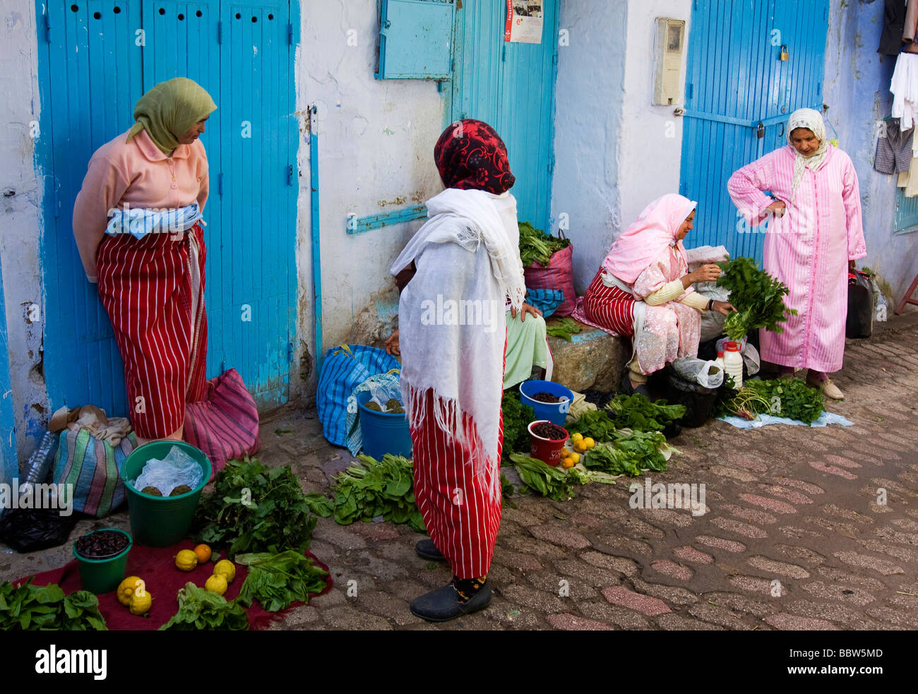 Frauen verkaufen zu produzieren, auf der Straße in Chefchaouen, Marokko, Nordafrika Stockfoto