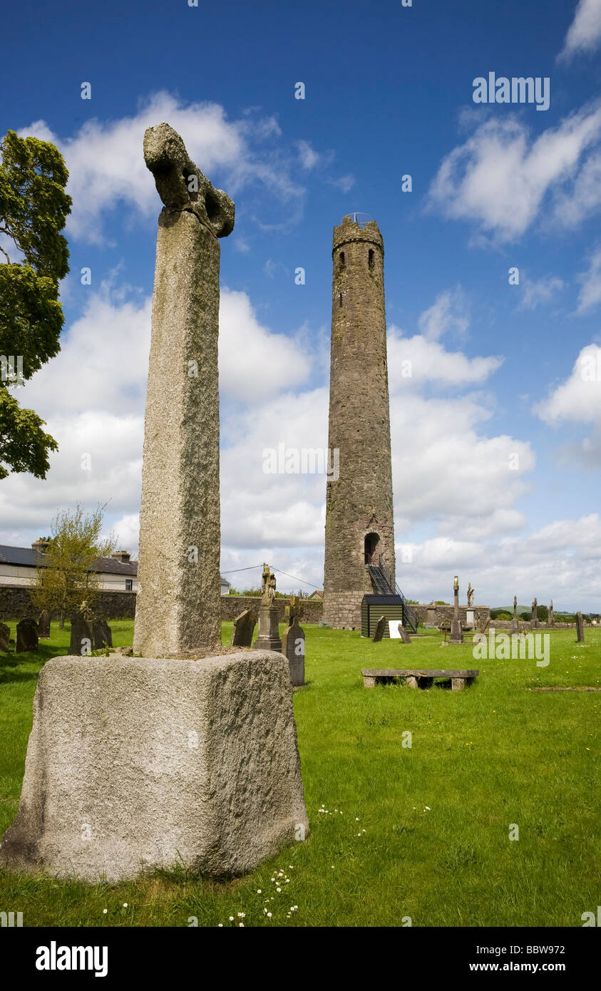 12. Jahrhundert runden Turm und hohen Kreuz, St. Brigid CI Kathedrale, Kildare Town, Co Kildare, Irland Stockfoto