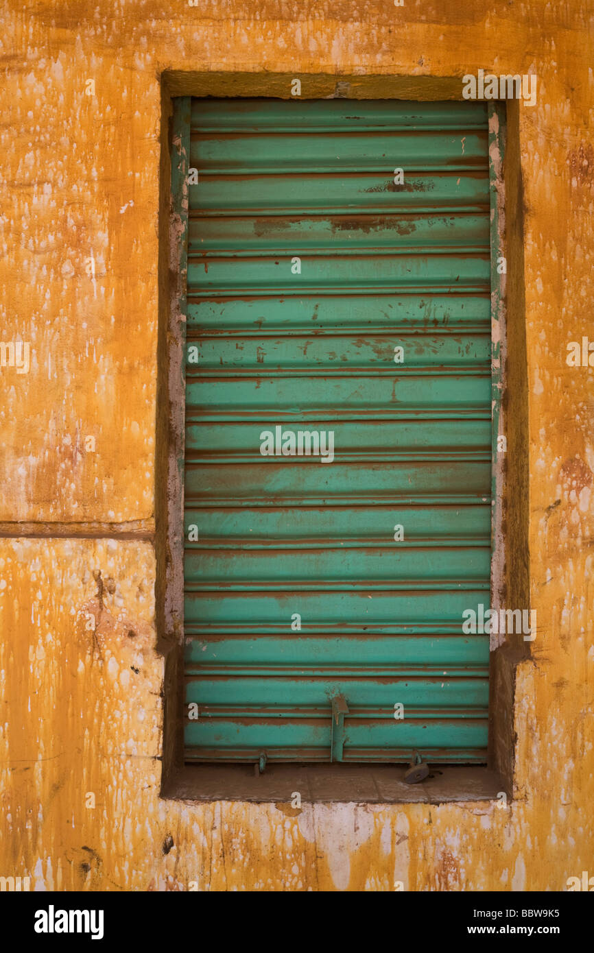 Bunten Fensterläden des geschlossenen Geschäfts in Khartum s Souk Bezirk Stockfoto