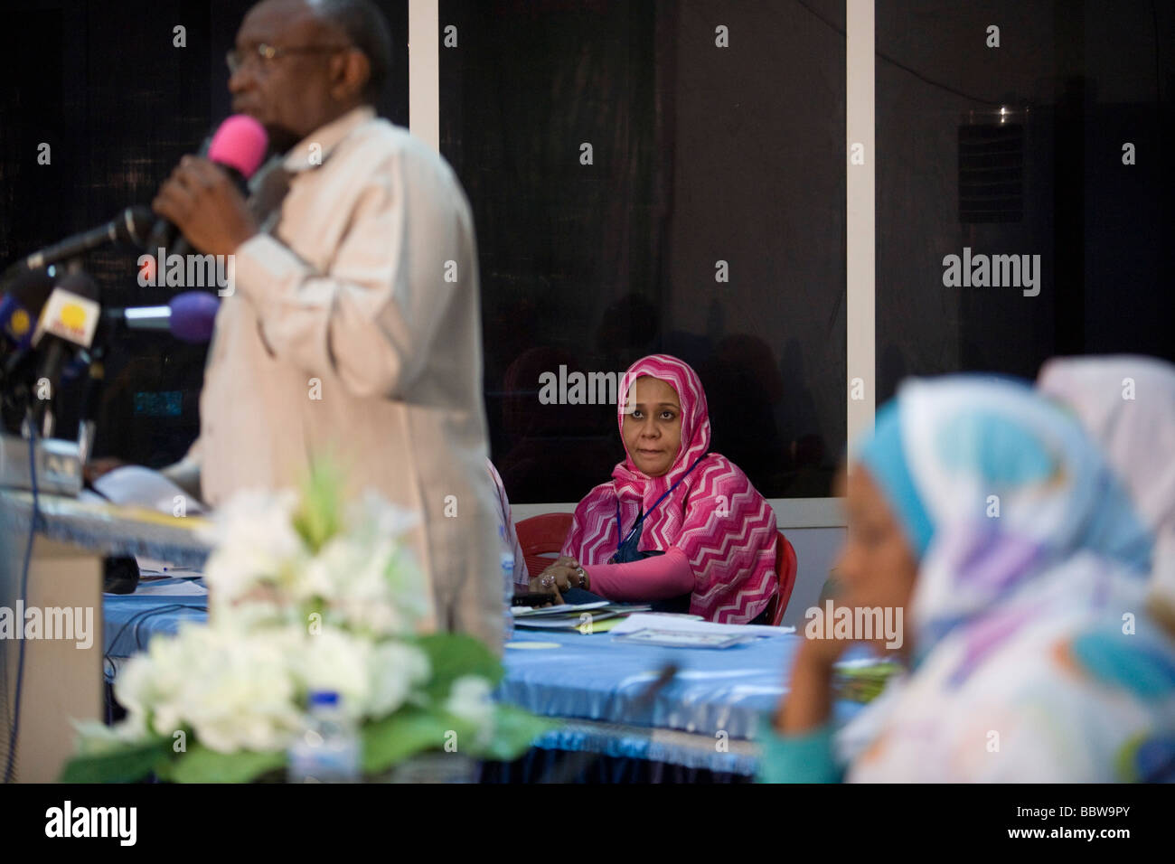 Ein Beamter der Dame hört eine Rede von Gouverneur von North Darfur, Osman Mohammed Yousef Kibir Womens Konferenz Stockfoto