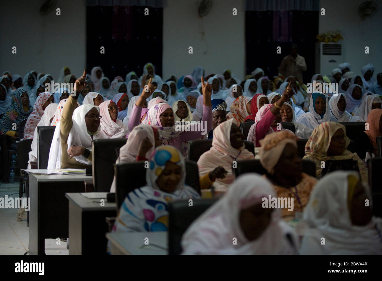 Frauen reden während der Konferenz auf politischer Ebene in zusammengesetzten Zugehörigkeit zu der Gouverneur von North Darfur in Al-Fasher anhören und abstimmen Stockfoto