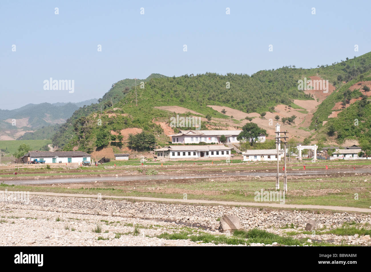 Landschaft mit Reisfeldern in Wonsan Stadt in Nordkorea Stockfoto