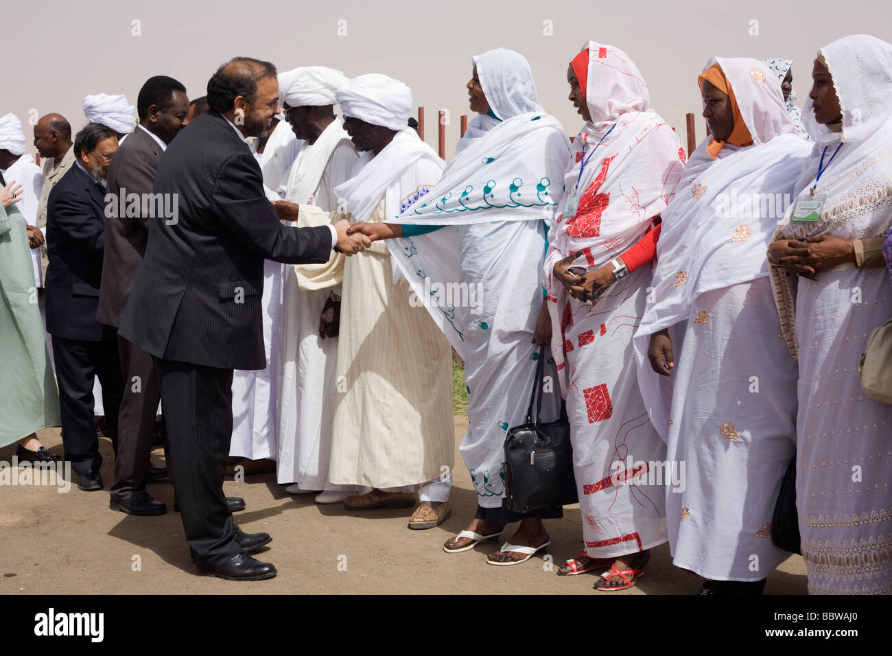 Britische Labour Peer Lord Ahmed schüttelt Hände mit Darfurs Frauen auf dem Rollfeld des Flughafens Al-Fashir Sudan. Stockfoto