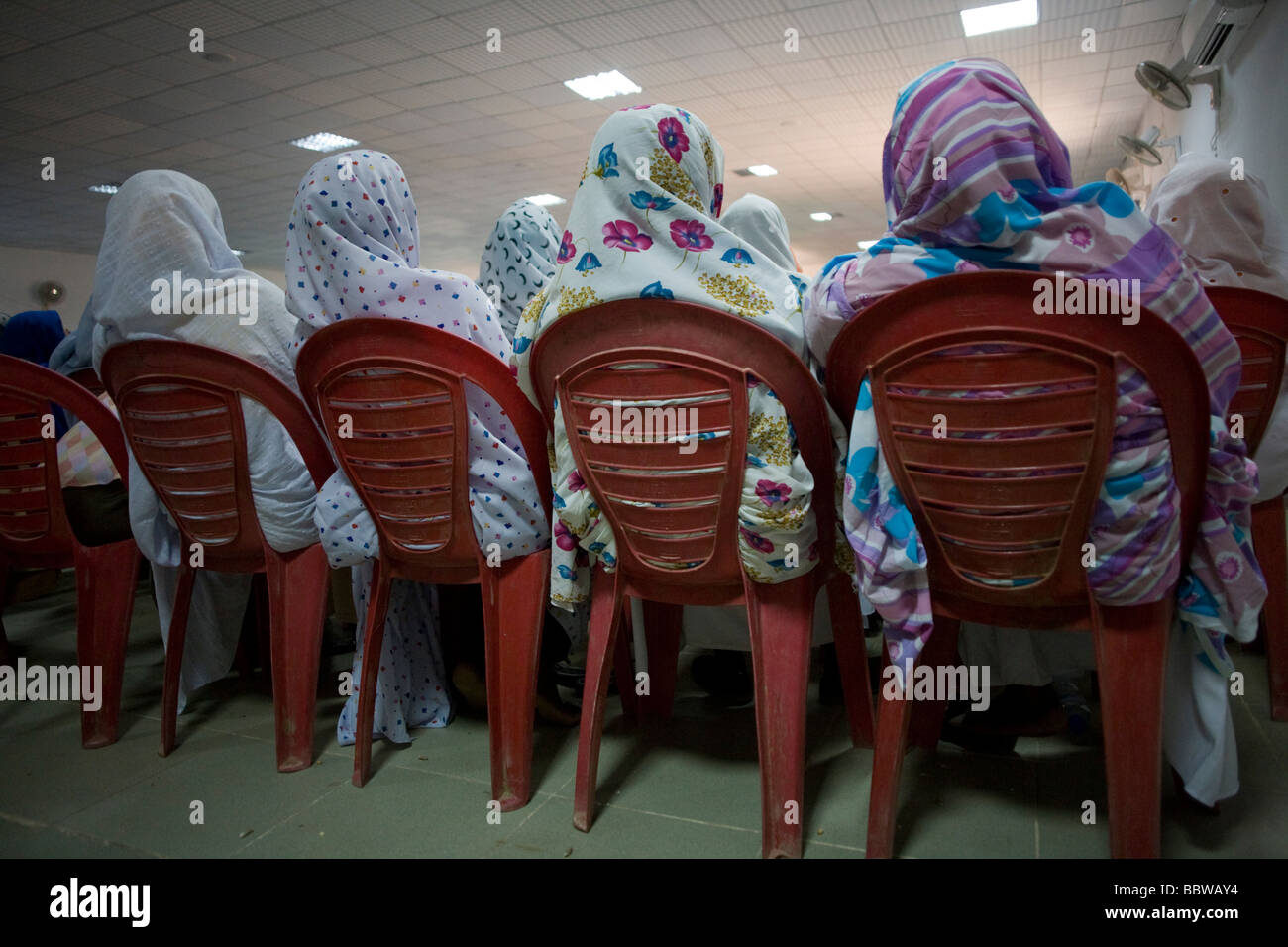 Frauen hören während politische Konferenz in zusammengesetzten Zugehörigkeit zu der Gouverneur von North Darfur in Al-Fasher zu reden. Stockfoto