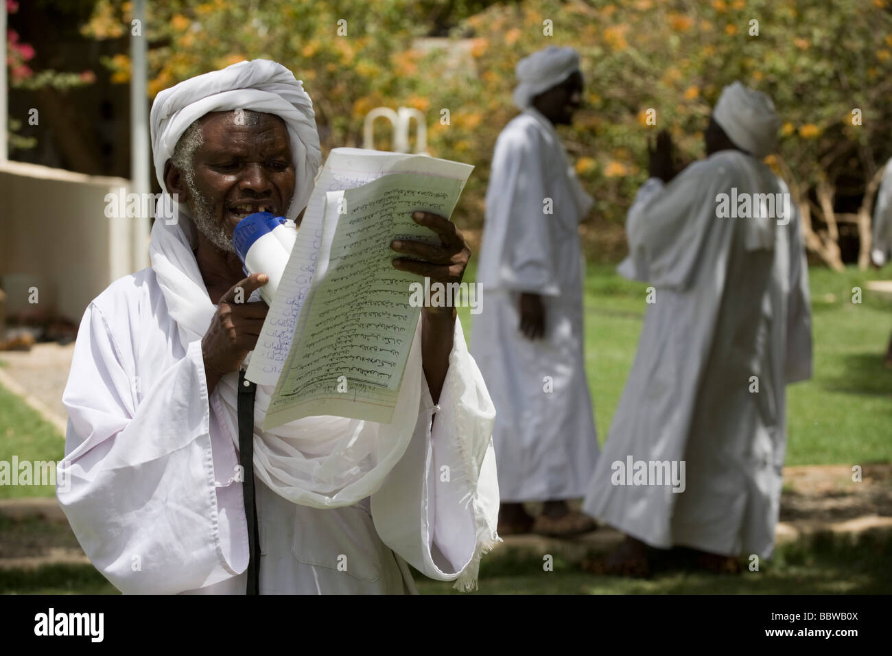 Ein traditioneller Geschichtenerzähler liefert Geschichten aus islamischen Texten in einem Gelände des Gouverneurs von Nord-Darfur in Al-Fasher Stockfoto