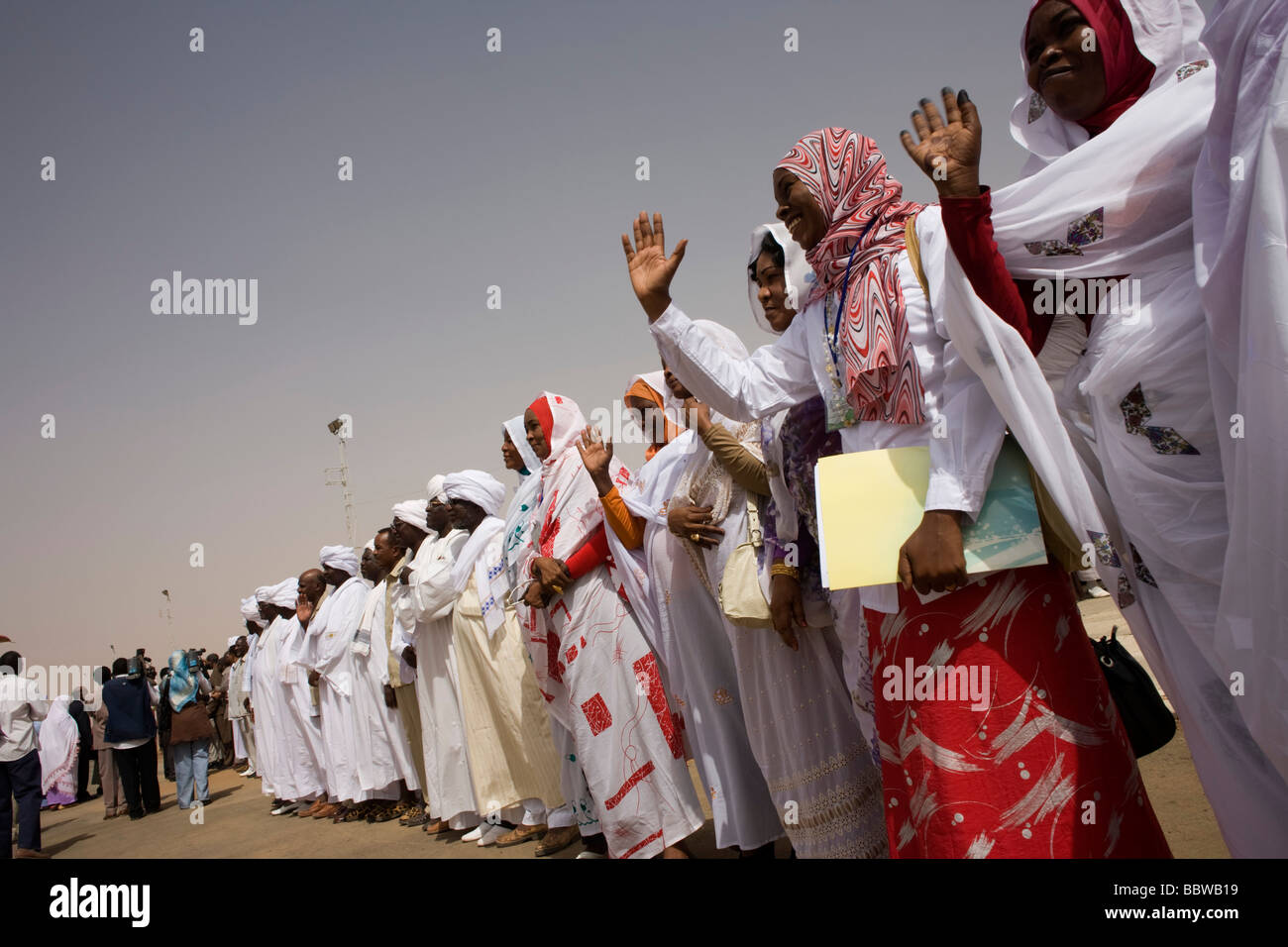 Darfurs Frauen Line-up auf Asphalt von Al-Fashir Flughafen Sudan begruesse Delegation des britischen peer Lord Ahmed Stockfoto