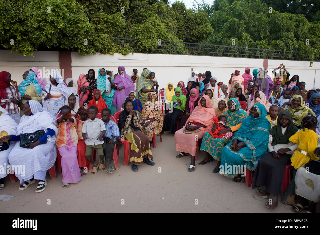 Politischen Damen besuchen Womens Friedenskundgebung außerhalb einer zusammengesetzten Zelt, der Gouverneur von North Darfur angehören Stockfoto
