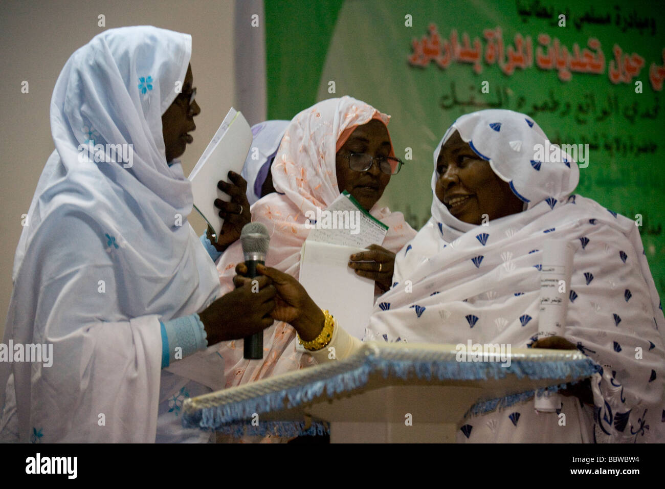 Frauen kämpfen für die Chance, während politische Konferenz in zusammengesetzten Zugehörigkeit zu der Gouverneur von North Darfur zu sprechen Stockfoto