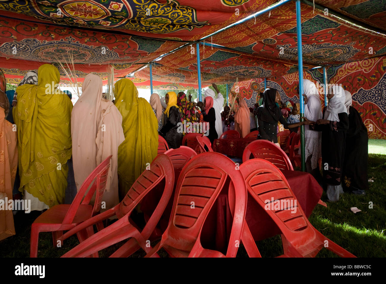 Politischen Damen besuchen Womens Friedenskundgebung in einem zusammengesetzten Zelt, der Gouverneur von North Darfur in Al Fasher angehören Stockfoto