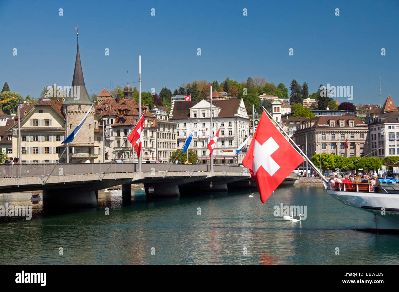 Vierwaldstätter See und Stadt-Szene mit Schweizer Fahnen, Schweiz Stockfoto