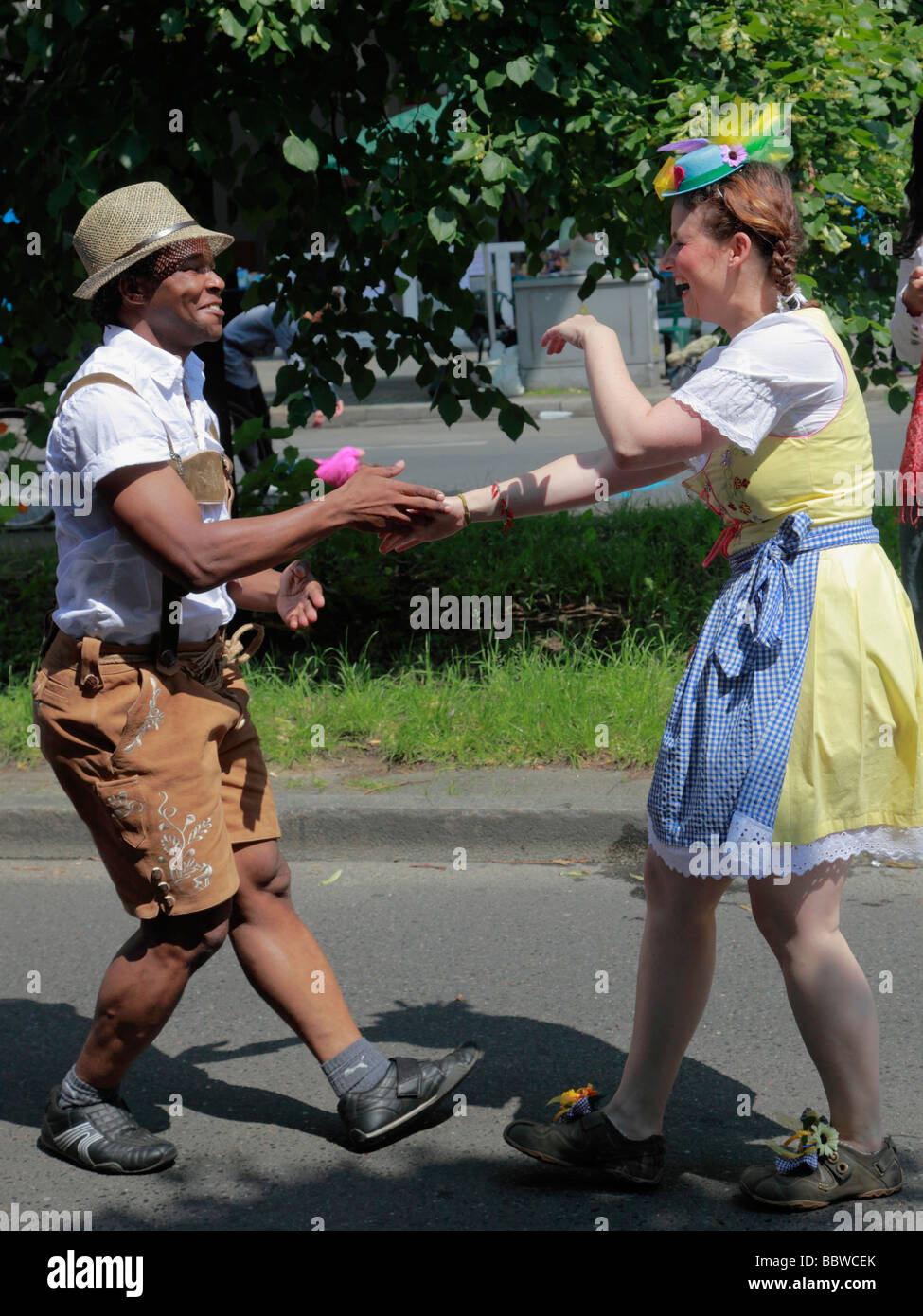 Deutschland Berlin Karneval der Kulturen frohe Tänzer Stockfoto