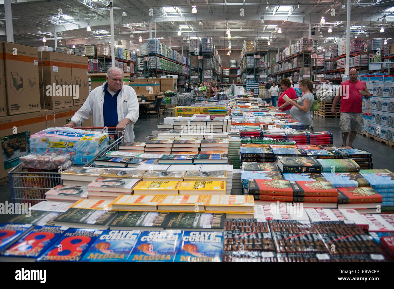 Kunden, die auf Bücher, Costco Lager, USA Stockfoto