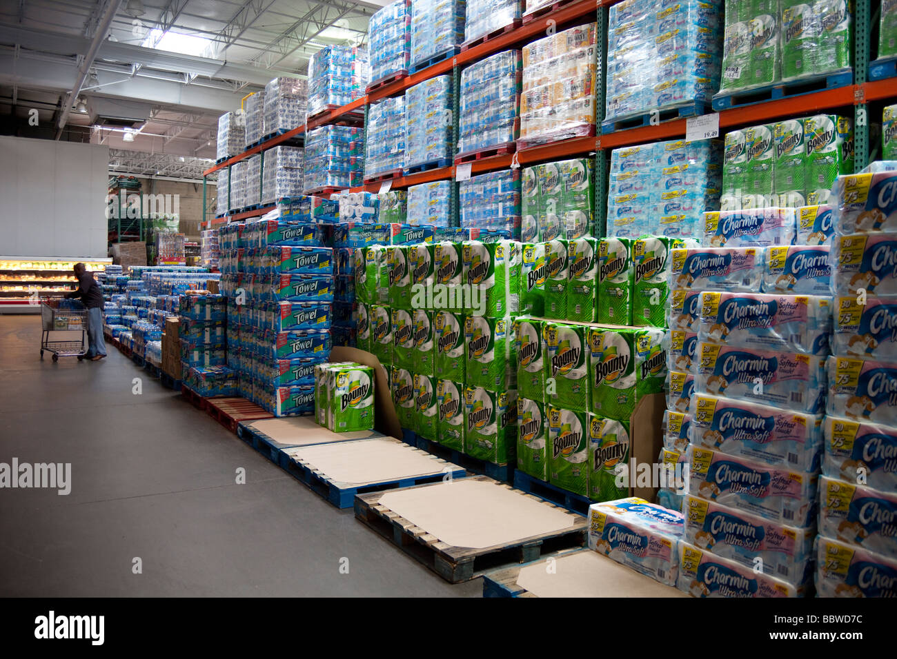 Küchentücher und Mineralwasser-Stacks, Costco Lager USA Stockfoto