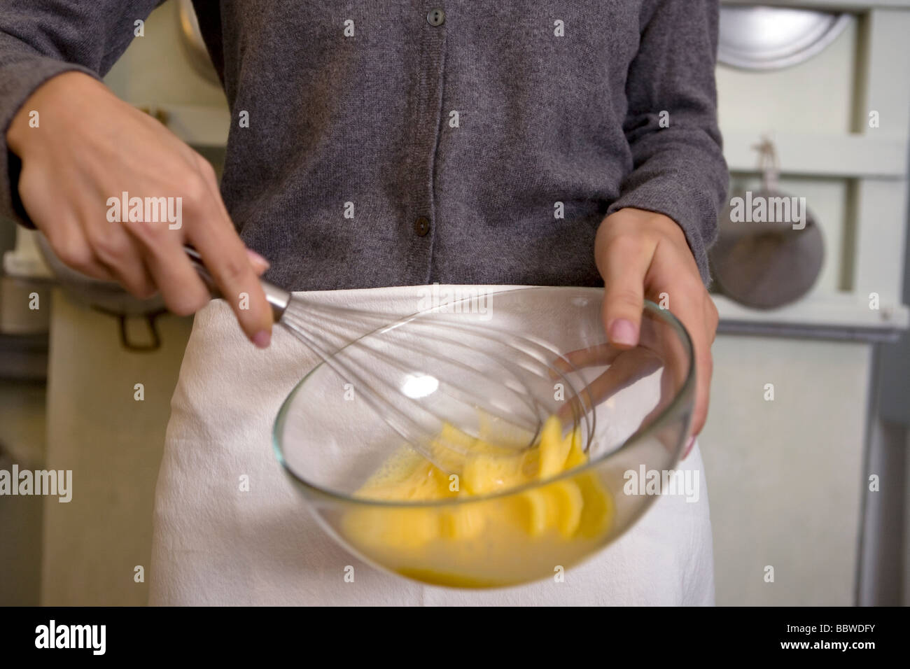 Frau schlagen Eiern Stockfoto