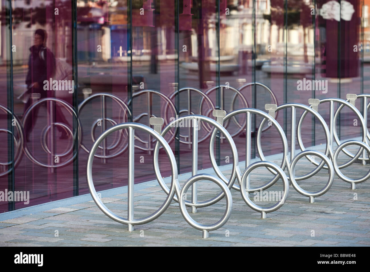 Eine Reihe von Fahrradträgern spiegelt sich in den Fenstern der öffentlichen Gebäude in West Bromwich West Midlands England UK Stockfoto