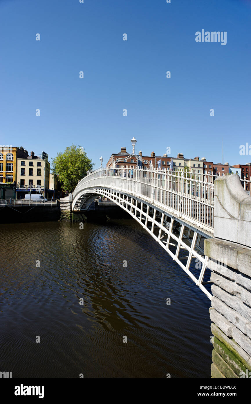 Ha Penny Bridge mit Blick auf niedrigere Ormond Quay Central Dublin Irland Stockfoto