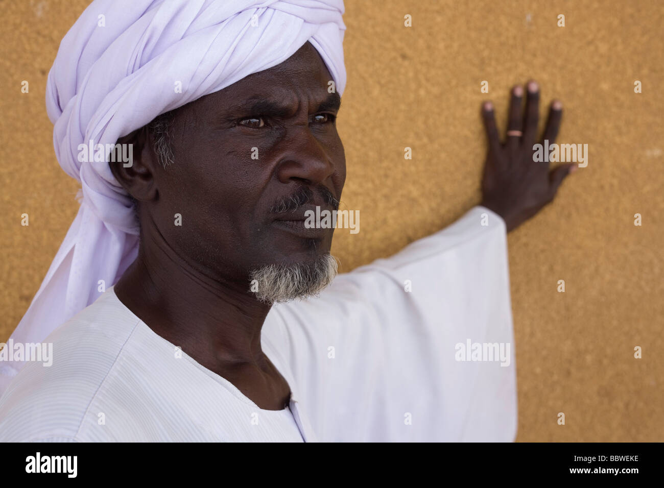 Offiziell steht im Schatten der 4 qkm Abu Shouk Flüchtlingslager Al Fasher, North Darfur, Sudan. Stockfoto