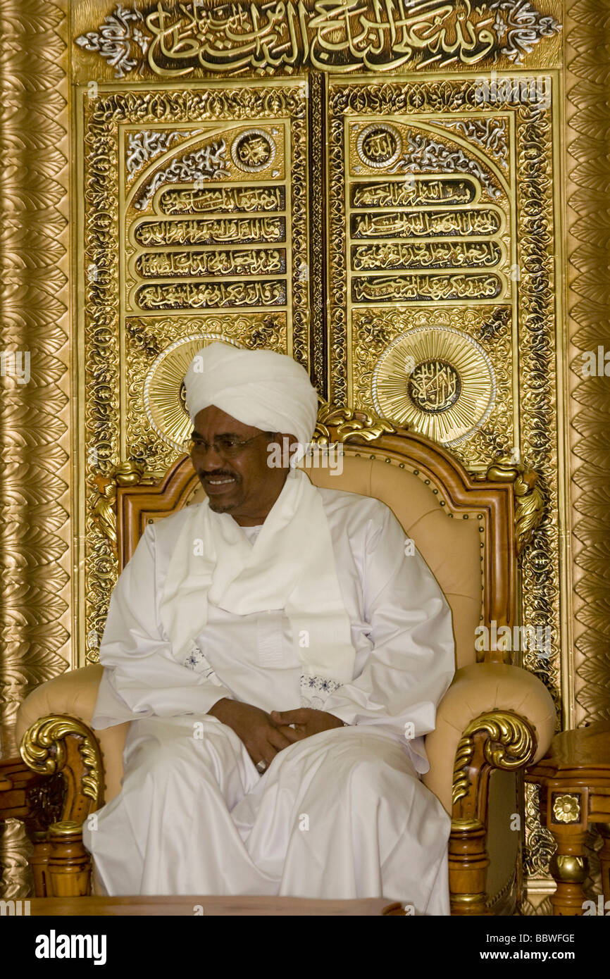 Sudanesischen Präsidenten Omar Hassan Ahmad al-Bashir sitzen gegen Blattgold islamischer Texte in einem Empfangssaal seines Palastes Stockfoto