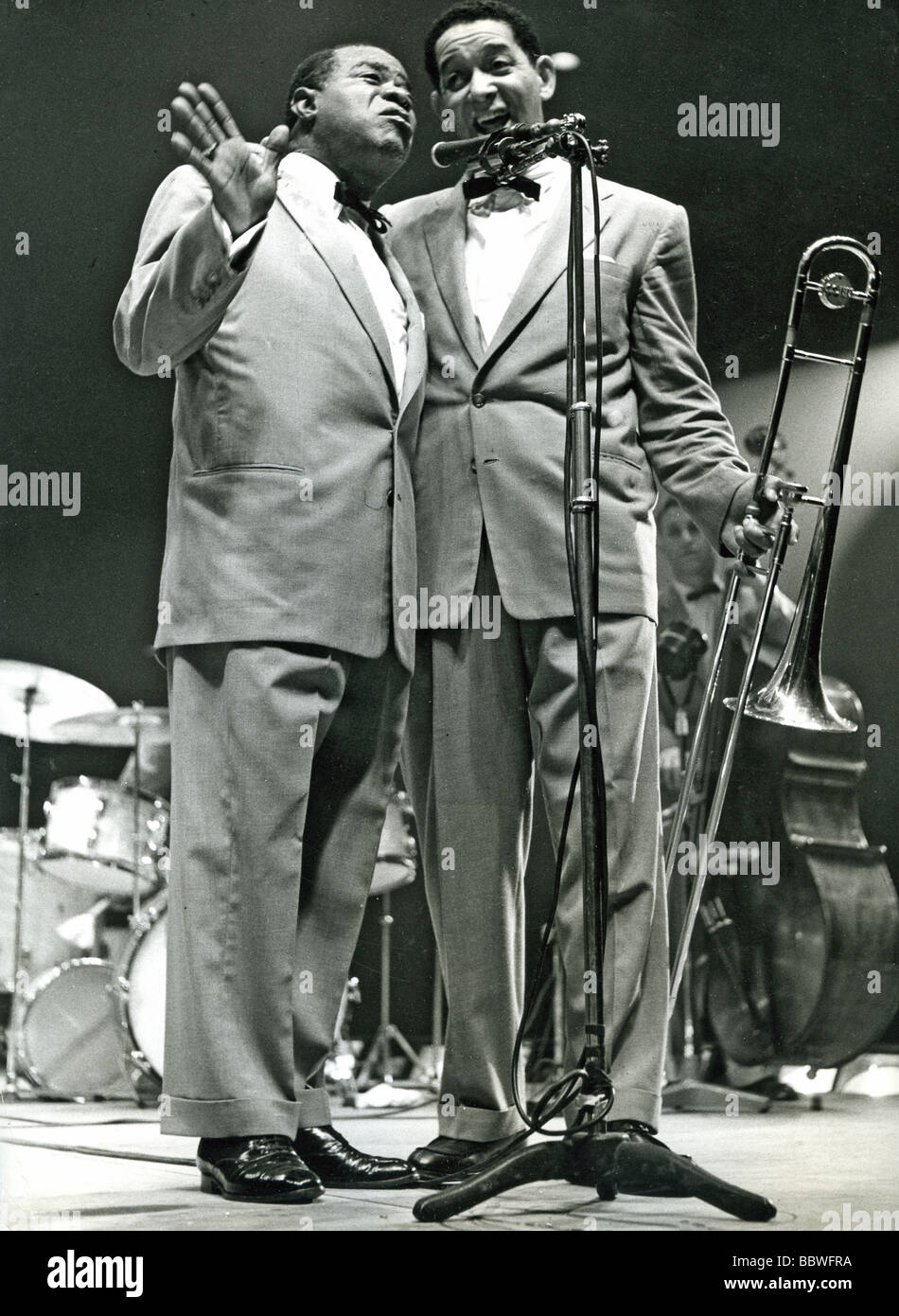 Jazzmusiker LOUIS ARMSTRONG U.S. links und Posaunisten Trummy Young in der Louis-Armstrong-All-Stars im Jahr 1961 Stockfoto