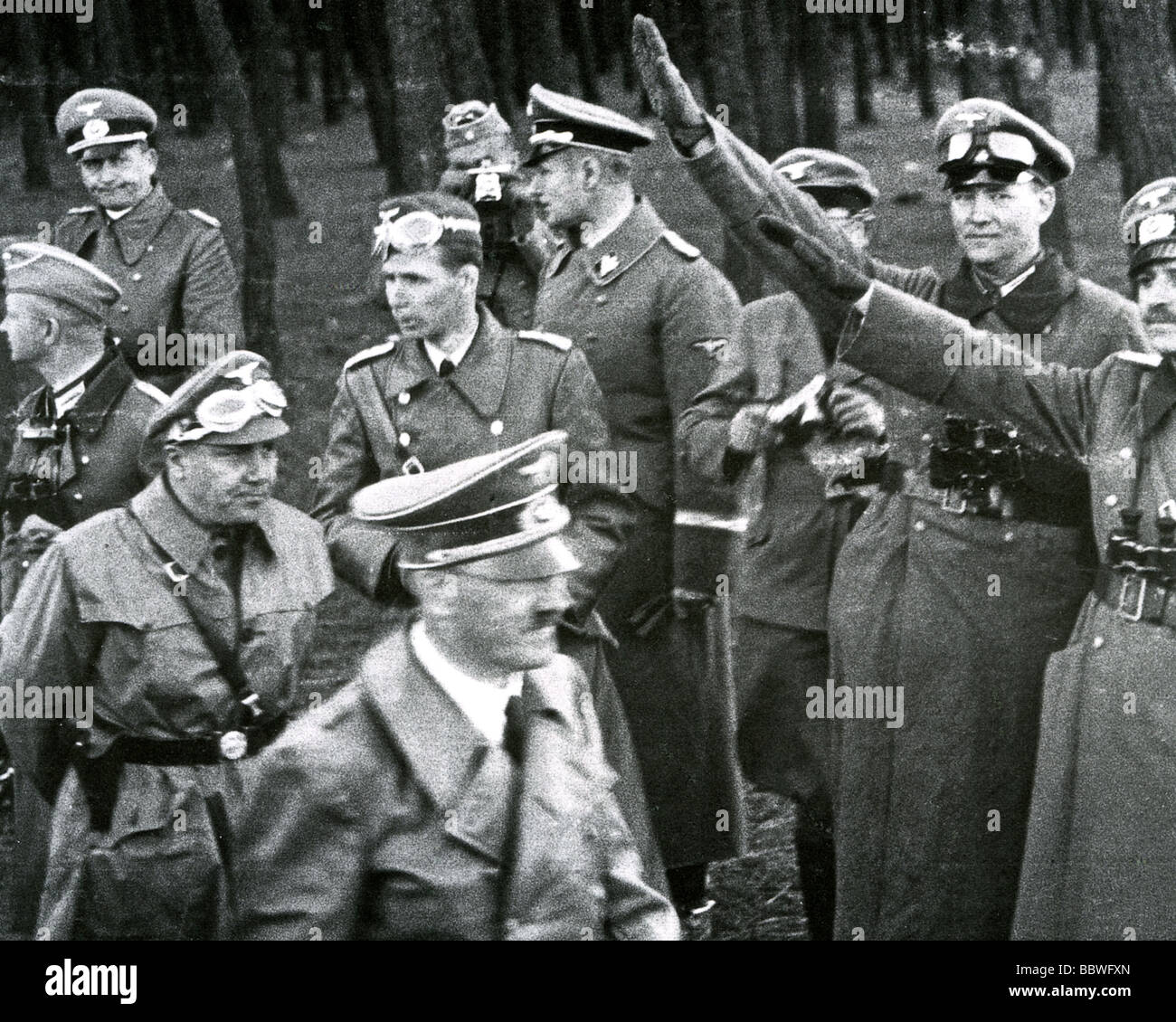 HITLER besucht deutsche Truppen in Polen im Jahr 1939 mit Martin Bormann hinter ihm Stockfoto