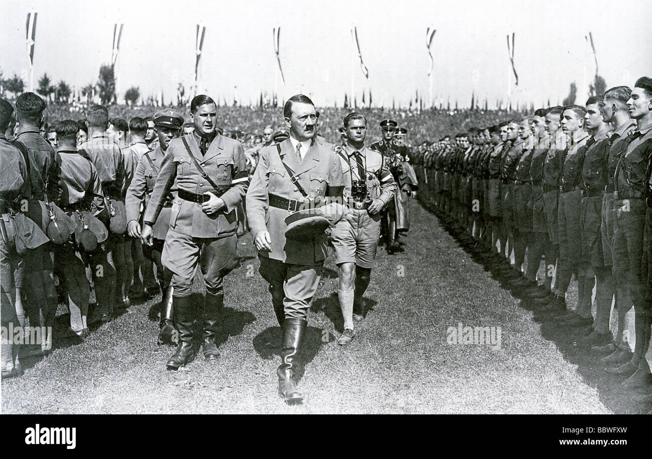 HITLER inspiziert einige Mitglieder der 60 000 der Hitler-Jugend teilnahmen der Reichsparteitag im September 1934 Stockfoto