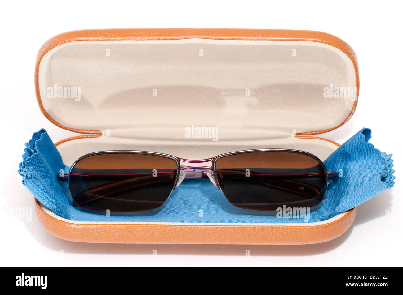 Paar braune Polaroid Rezept mans Sonnenbrillen und blau Mikrofaser Tuch Brillenglas in Beige Fall sauberer Stockfoto