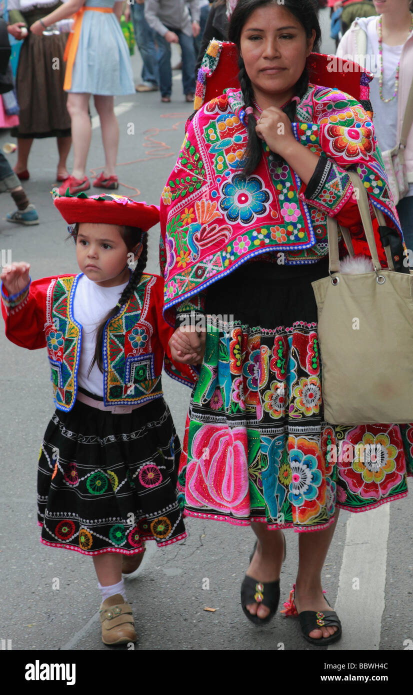 Deutschland Berlin Karneval der Kulturen South American Mutter und Tochter im Kostüm Stockfoto