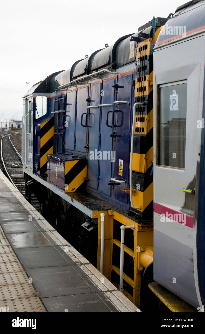 Klasse 08 d3378 Rangierer bewegt das Caledonian express Inverness Bahnhof Schottland Stockfoto
