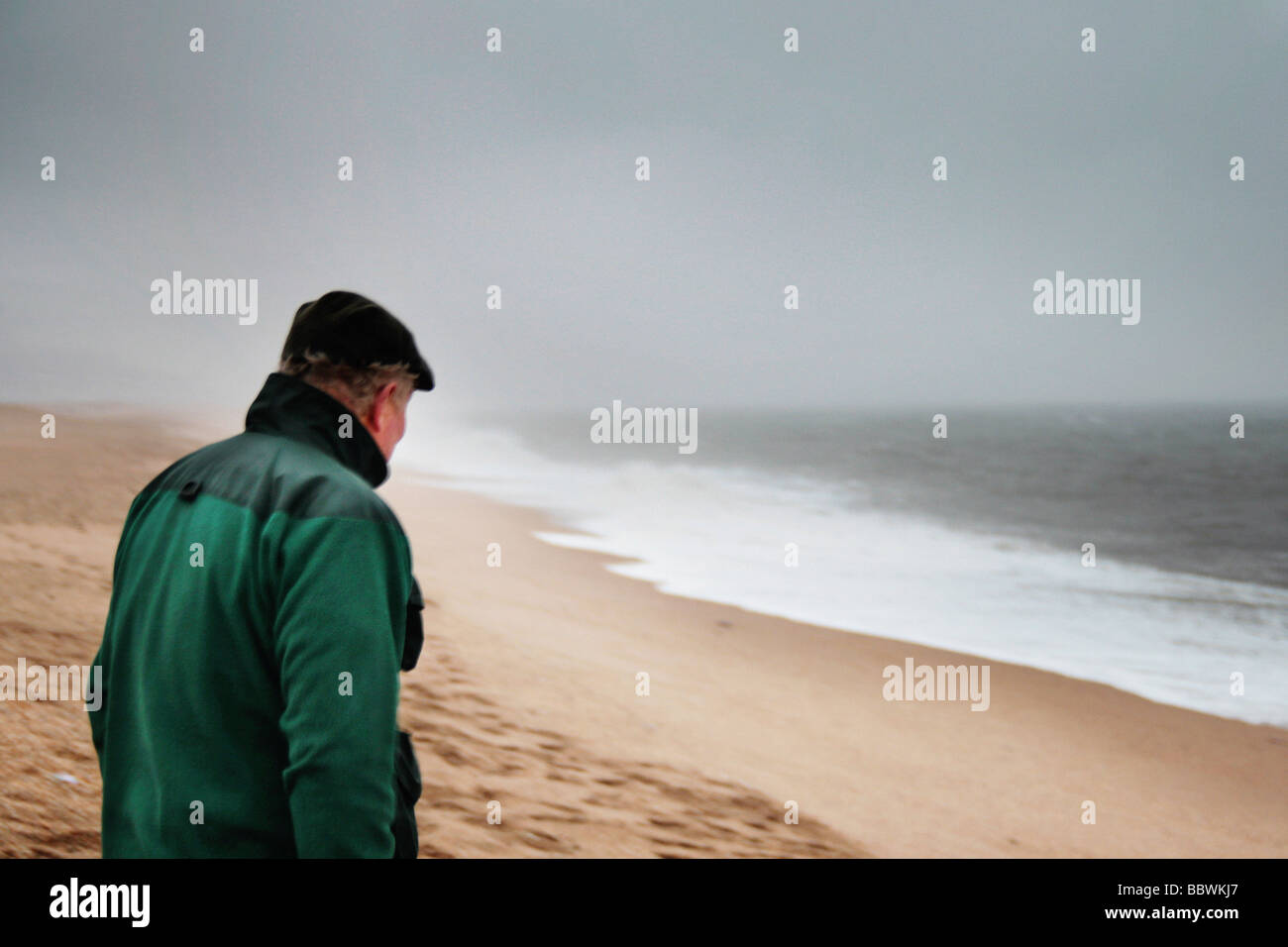 Mann mit Blick auf das Meer Stockfoto
