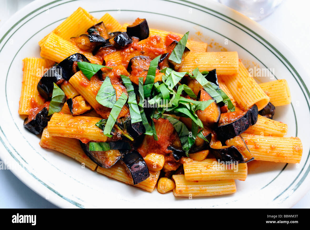 Rigatoni mit Basilikum, Auberginen und Tomatensauce Stockfoto