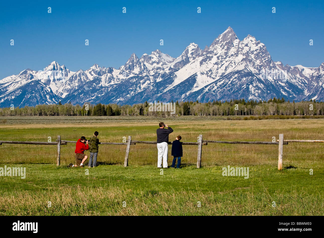 Familie Aussicht auf Schnee bedeckt Berge im Grand Teton National Park in Wyoming Stockfoto