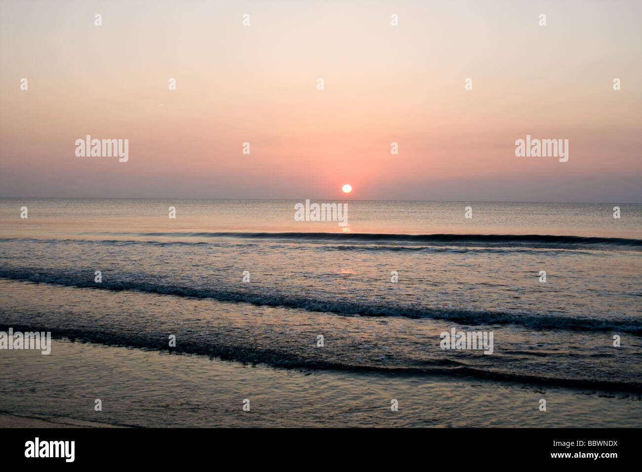 Sonnenaufgang über dem offenen Meer in Ponte Vedra Beach, Florida. Stockfoto